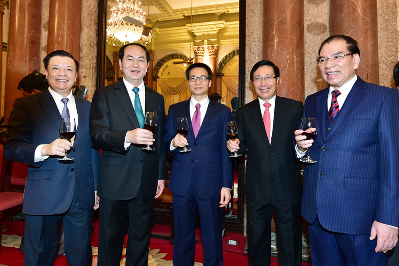 Các đồng chí lãnh đạo nâng ly chúc mừng năm mới. Ảnh: VGP/Nhật Bắc Các đồng chí lãnh đạo nâng ly chúc mừng năm mới. Ảnh: VGP/Nhật Bắc