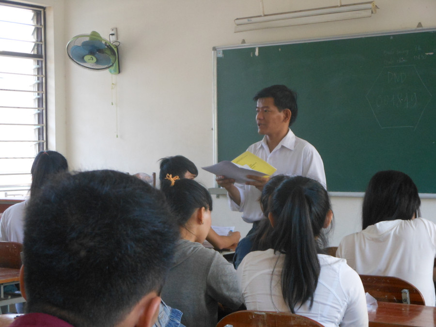 Các giám thị phổ biến quy chế thi cho thí sinh, đồng thời chân tình chia sẻ, giải tỏa căng thẳng tâm lý cho các em