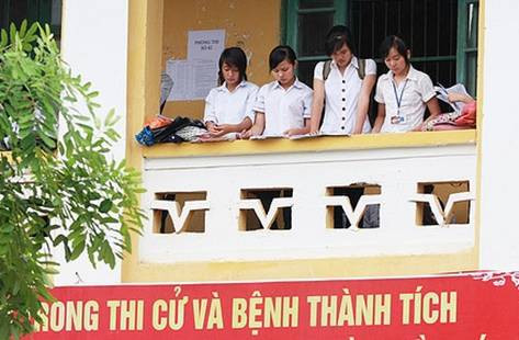 Thí sinh đến đăng ký dự thi tại điểm thi trường THPT TP Điện Biên Phủ