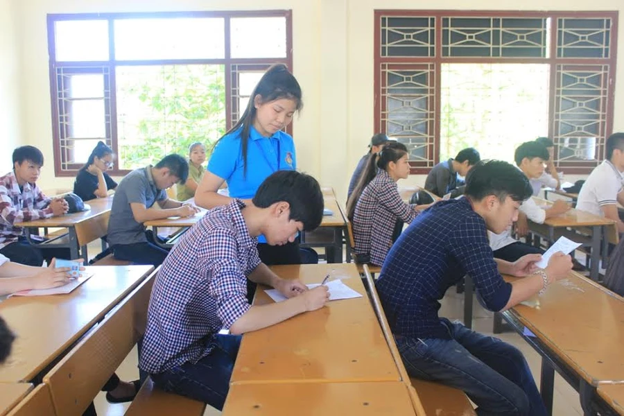 Sáng nay, thí sinh cả nước làm thủ tục dự thi THPT quốc gia