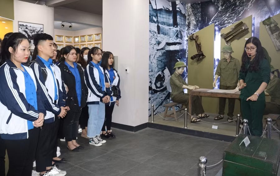 Hướng dẫn viên Khu di tích lịch sử Quốc gia Thanh niên xung phong Đại đội 915 giới thiệu với đoàn về không gian trưng bày hiện vật