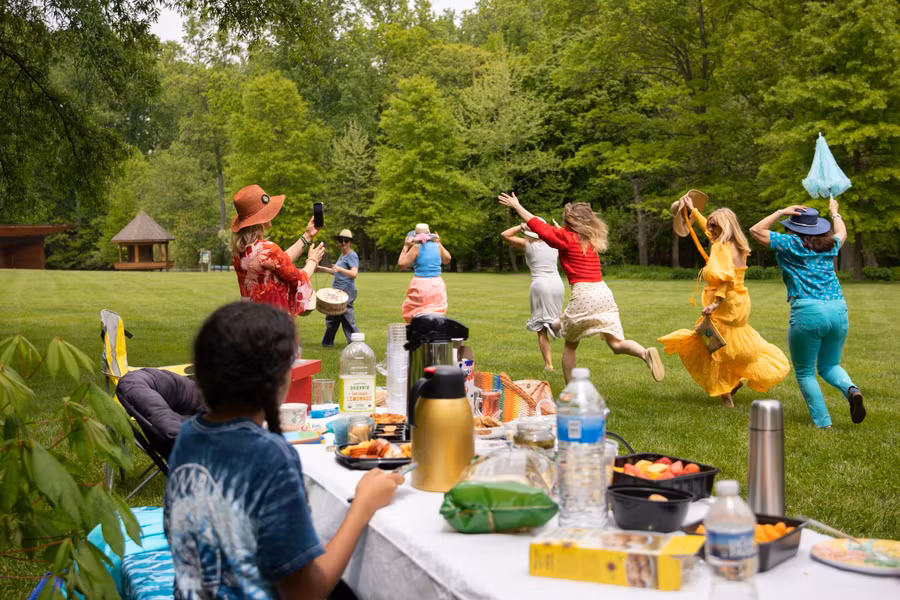 Dã ngoại không chỉ mang lại lợi ích về sức khỏe tinh thần, mà còn cả thể chất cho trẻ.