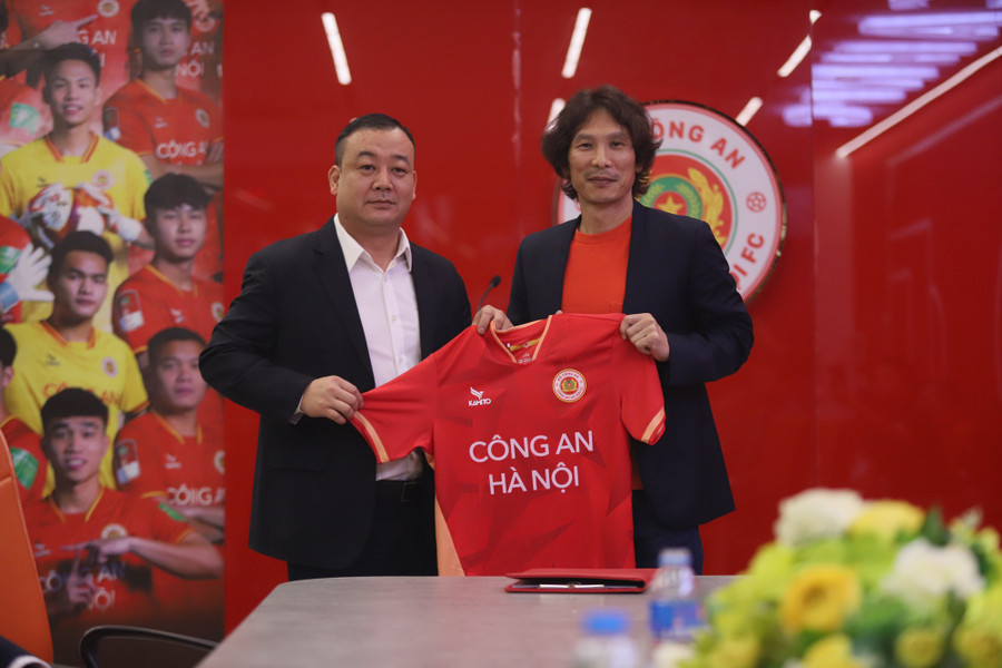 Huấn luyện viên Gong Oh-kyun (bên phải) tại lễ ký hợp đồng có thời hạn 2 năm với Công an Hà Nội. Ảnh: INT. Huấn luyện viên Gong Oh-kyun (bên phải) tại lễ ký hợp đồng có thời hạn 2 năm với Công an Hà Nội. Ảnh: INT.