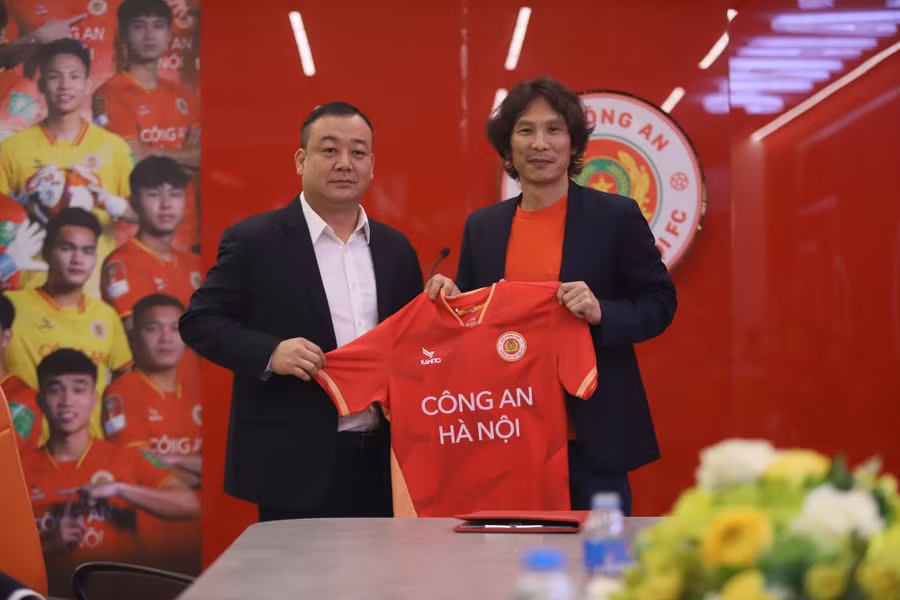 Huấn luyện viên Gong Oh-kyun (bên phải) tại lễ ký hợp đồng có thời hạn 2 năm với Công an Hà Nội. Ảnh: INT.