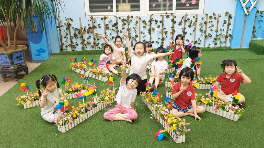 Trẻ dọn rác sạch sẽ sau mỗi chuyến picnic sẽ tăng thêm ý thức bảo vệ môi trường và yêu thiên nhiên. Ảnh minh họa.