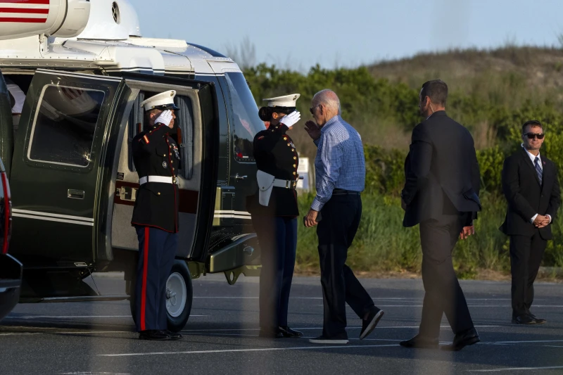 Tổng thống Joe Biden lên trực thăng Marine One ngày 20 tháng 6 năm 2024, trên đường đến Trại David. Ảnh: AP Tổng thống Joe Biden lên trực thăng Marine One ngày 20 tháng 6 năm 2024, trên đường đến Trại David. Ảnh: AP