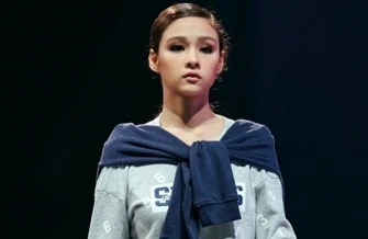 Mẫu lai 14 tuổi Emily tỏa sáng trên sàn catwalk