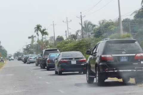 Xe công đi ăn giỗ, cán bộ Sở chặn xe “làm luật“