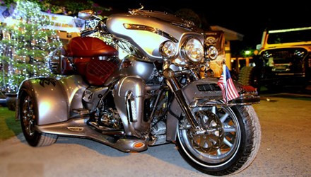 Mục kích siêu môtô 3 bánh hàng hiếm tại Sài Gòn ảnh 1 Harley-Davidson Tri Glide là mẫu môtô 3 bánh cao cấp theo phong cách cổ điển nổi tiếng của hãng xe Mỹ. Dòng xe này được phát triển dựa trên Electra Glide hay Ultra Classic.