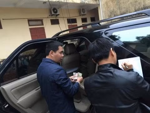 Xe cong di an gio, can bo So chan xe 