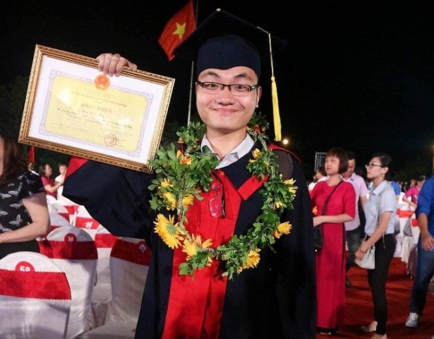 Bùi Minh Thắng nhận bằng khen tại tại Lễ biểu dương học sinh - sinh viên xuất sắc của thành phố Hải Phòng năm 2017. (Ảnh: VTCnews) Bùi Minh Thắng nhận bằng khen tại tại Lễ biểu dương học sinh - sinh viên xuất sắc của thành phố Hải Phòng năm 2017. (Ảnh: VTCnews)