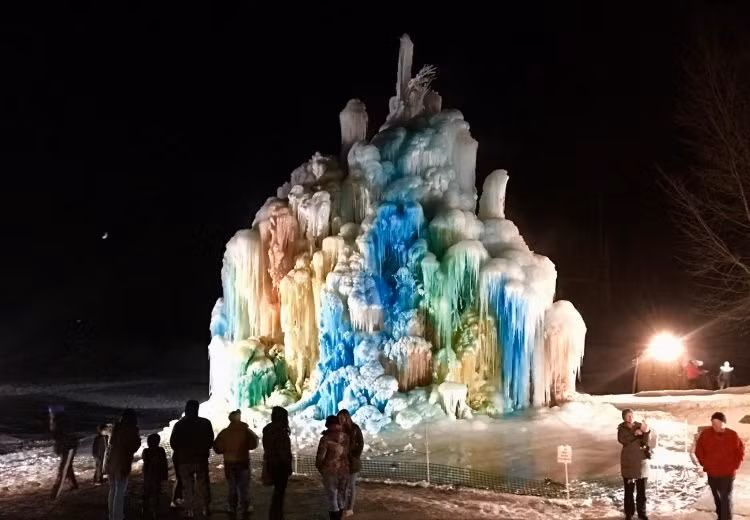 Cây Giáng sinh tuyệt đẹp được tạo từ vòi nước màu đóng băng.