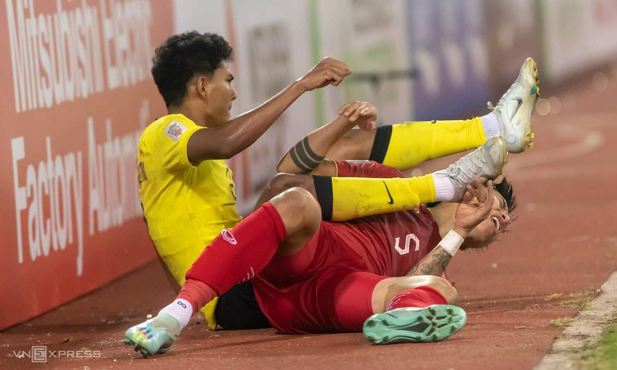 Azam Azmi (2) trong tình huống va chạm với Văn Hậu tại sân Mỹ Đình.