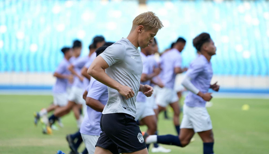 Huấn luyện viên Keisuke Honda tập luyện cùng đội tuyển U22 Campuchia.
