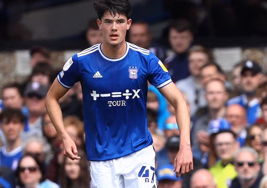 Trung vệ Elkan Baggott (U22 Indonesia) đang khoác áo Cheltenham Town.