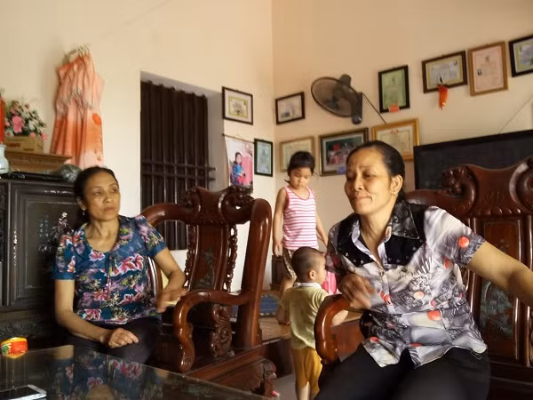 Hai chị em bà The (bên trái) và bà Là