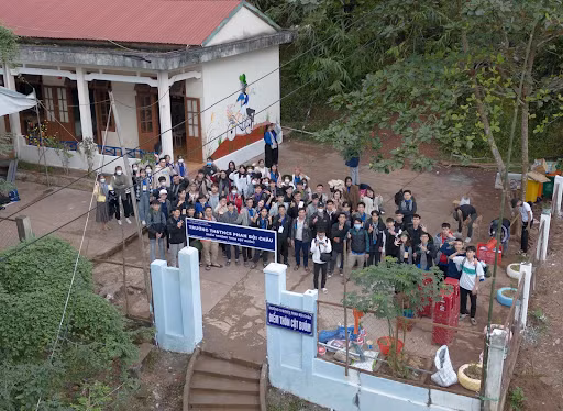 Đoàn sinh viên tình nguyện 2 Liên chi đoàn Trường ĐH Bách khoa và ĐH Ngoại ngữ sơn sửa và làm lại cổng trường tại thôn Cột Buồm. 