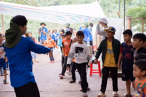 Nhóm sinh viên tình nguyện Xuân yêu thương của Liên chi đoàn khoa Điện tử - Viễn thông hướng dẫn cho trẻ em thôn Cột Buồm nhảy flashmob.