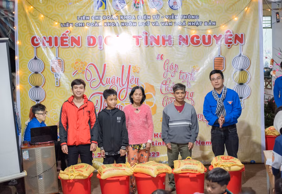 Đại diện 2 Liên chi đoàn Khoa Điện tử - Viễn thông, Trường ĐH Bách Khoa và Liên chi đoàn Khoa Ngôn ngữ và Văn hóa Nhật Bản, Trường Đại học ĐH Ngoại Ngữ (ĐH Đà Nẵng) tặng quà cho các hộ khó khăn ở thôn Cột Buồm.