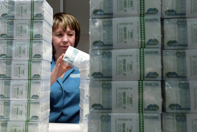 Một nhân viên đang kiểm tra chất lượng các bao bì đựng tiền