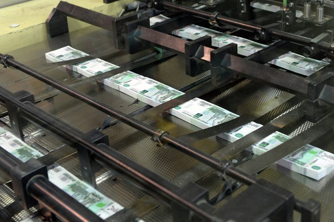 Đi qua máy cắt để thành tờ tiền chuẩn.