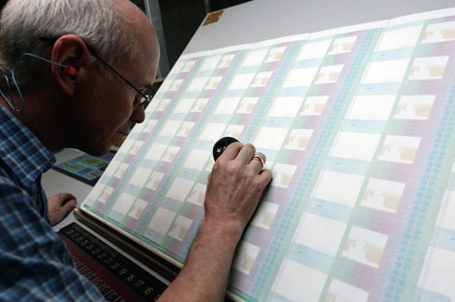 Sau mỗi khâu, nhân viên sẽ kiểm tra chất lượng một cách cẩn thận