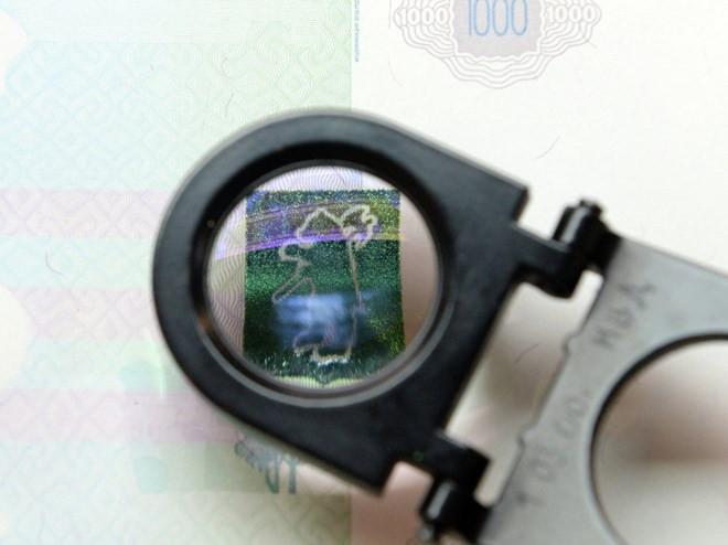 Một thiết bị tinh vi được sử dụng tại nhà máy để thực hiện các chi tiết bảo mật phức tạp như hình nổi ba chiều