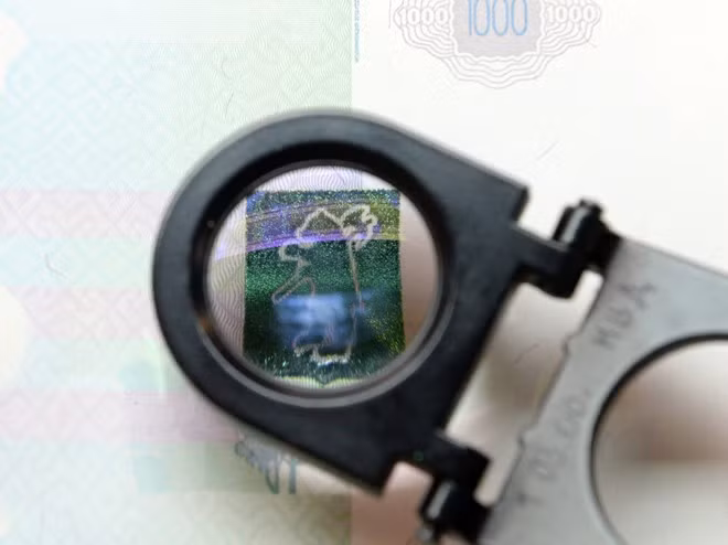 Một thiết bị tinh vi được sử dụng tại nhà máy để thực hiện các chi tiết bảo mật phức tạp như hình nổi ba chiều