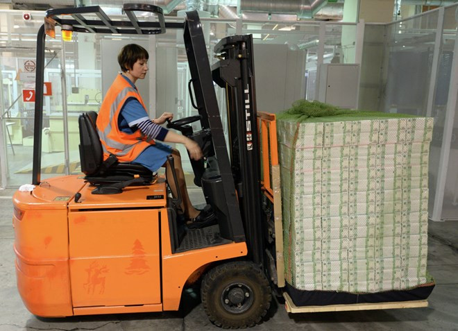 Tiền được chuyển lên xe để đem vào kho lưu trữ