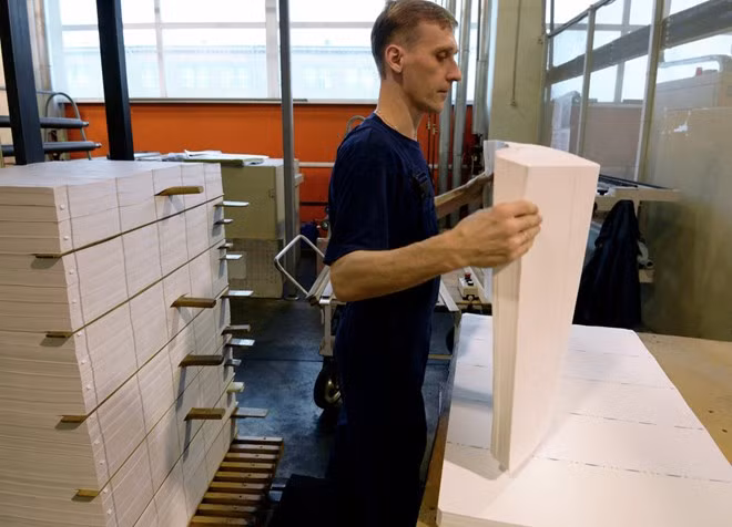 Một nhân viên của nhà máy in Perm, Goznak đang kiểm tra những tờ giấy trắng với công thức chế tạo đặc biệt, được mang đi sử dụng để in thành tiền.