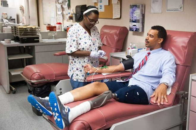 6. Mất một chân và trở thành người bảo tồn cá mập: Vào ngày 4 tháng 8 năm 2001, trong lúc đi nghỉ cùng vợ ở đảo Grand Bahama, nhân viên ngân hàng phố Wall, Krishna Thompson, bị một con cá mập tấn công và lôi ra biển. Khi con cá mập dìm anh xuống dưới nước, Thompson biết mình phải hành động để có thể sống sót. Anh đã cố gỡ hàm con cá mập ra và đấm hai phát vào mũi nó. Con cá mập thả anh ra và Thompson đã bơi được vào bờ, đáng buồn là chân anh bị thương quá nặng nên phải cắt bỏ. Giờ đây, gần 10 năm sau vụ tấn công, Thompson trở thành một nhà hoạt động cho chiến dịch bảo vệ cá mập, anh cho biết: “Cá mập giúp cân bằng toàn bộ hệ sinh thái biển”.