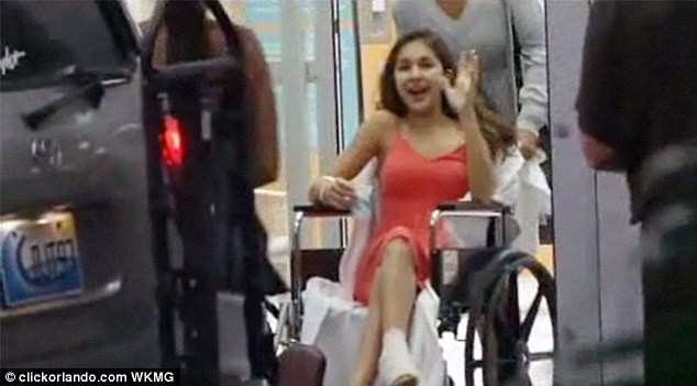 7. Bà mẹ can đảm cứu con gái khỏi hàm cá mập: Tháng 3 năm 2012, một bà mẹ và cô con gái 15 tuổi đang ngồi trên ván lướt sóng ngoài khơi bãi biển New Smyrna thì đột nhiên một con cá mập lôi cô bé xuống dưới nước. Valeh Levy nhanh chóng tóm lấy vai cô bé Sydney và đưa lên ván của mình. Con cá mập tiếp tục bơi vòng quanh họ cho tới khi đội cứu nạn nghe thấy tiếng kêu cứu của người mẹ và tới đuổi nó đi. Cô bé Sydney bị thương ở chân và cần phẫu thuật, nhưng đã nhanh chóng hồi phục.