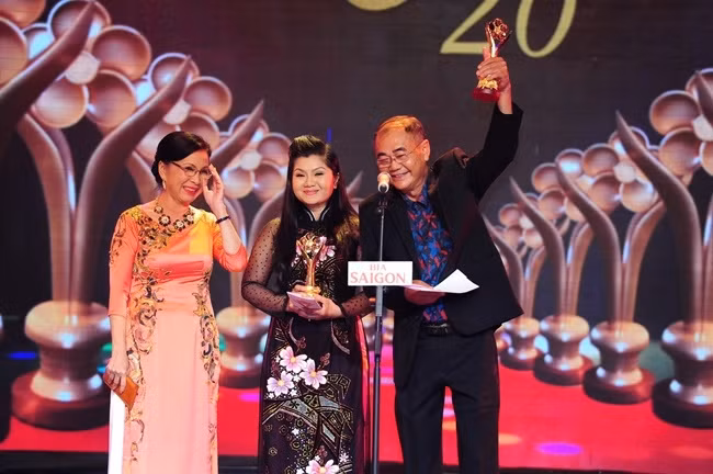 Hoài Linh lập kỷ lục lần thứ 10 đoạt giải Mai Vàng - Ảnh 8