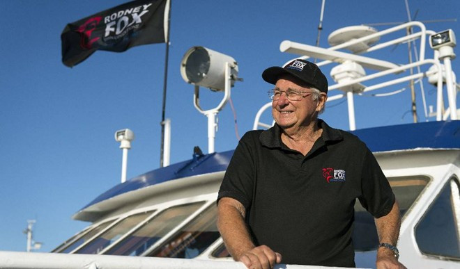 1. Bộ đồ bơi cứu sống người bị cá mập cắn: Năm 1963, tay lặn tự do Rodney Fox tham gia một cuộc thi bắt cá bằng lao ở bờ biển miền Nam nước Úc. Trong khi lặn không bình khí, Fox bị một con cá mập cắn ngang người. Anh đã xoay xở thoát được khỏi nó, nhưng bị con cá mập cắn thêm một lần nữa. Con cá mập ngoạm được tay Fox, khi anh giật được tay ra thì cánh tay của anh đã bị rách sâu và lòi xương ra ngoài. Cuối cùng, sau khi suýt chết ngạt, Fox đã thoát ra và được kéo lên một con tàu. Xương tay phải của anh lòi ra ngoài, xương sườn, phổi và phần bụng trên đều bị lộ ra. Những người giải cứu anh đã để nguyên bộ đồ lặn, giúp nội tạng của anh không bị lộ ra ngoài, giúp anh thoát chết. Fox đã trải qua 4 tiếng phẫu thuật với 462 mũi khâu, anh đã sống sót để kể lại câu chuyện về vụ đụng độ kinh hoàng với một trong những loài săn mồi đáng sợ nhất thế giới.