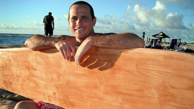 4. Đấm vào mặt cá mập để thoát chết: Chàng trai 28 tuổi người Hawaii, Joshua Holley, đang lướt sóng ở ngoài khơi Oahu, bờ Bắc Hawaii, thì bị một con cá mập dài hơn 3m cắn vào chân trái. Theo bản năng, Holley đã lôi mạnh và đấm hai cú vào mặt con cá mập và nó đã bơi đi. Holley bị thương nặng ở chân, phải khâu tới 42 mũi, may mắn là con cá mập không cắn trúng động mạch chính. Holley cho biết anh vẫn sẽ trở lại biển và không thấy thù hằn gì với con cá mập: “Khi ở giữa biển, ta phải nhớ tôn trọng biển, đó là nơi chúng săn mồi, sống và sinh sản, ta chỉ là khách tới thăm nhà của chúng”.