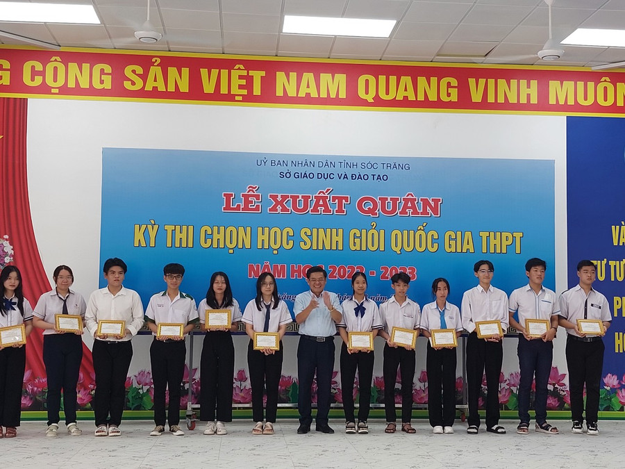 Ông Châu Tuấn Hồng, Giám đốc Sở GD&ĐT chúc mừng các em học sinh. Ông Châu Tuấn Hồng, Giám đốc Sở GD&ĐT chúc mừng các em học sinh.
