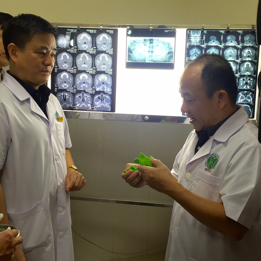 GS.TS Trịnh Đình Hải trao đổi với bác sĩ về phương pháp phẫu thuật GS.TS Trịnh Đình Hải trao đổi với bác sĩ về phương pháp phẫu thuật