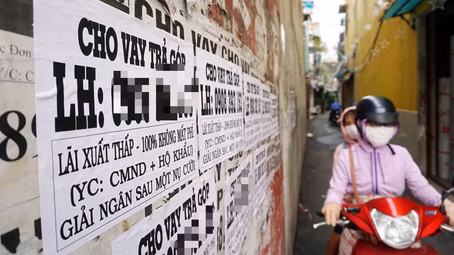 Công nhân khổ đủ đường khi vướng phải “tín dụng đen”.