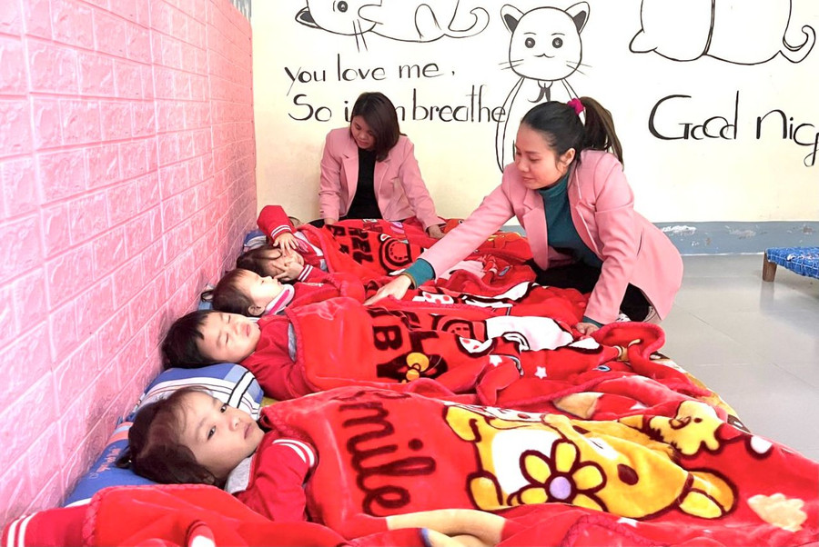 Giờ ngủ trưa của học sinh Trường Mầm non Bắc Hà (TP Hà Tĩnh, Hà Tĩnh). Ảnh: Hồ Phương Giờ ngủ trưa của học sinh Trường Mầm non Bắc Hà (TP Hà Tĩnh, Hà Tĩnh). Ảnh: Hồ Phương