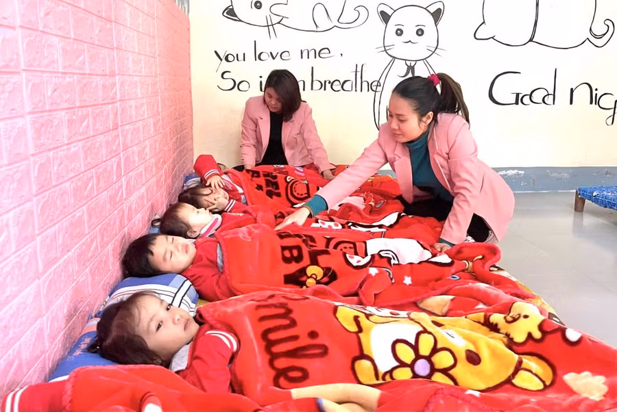 Giờ ngủ trưa của học sinh Trường Mầm non Bắc Hà (TP Hà Tĩnh, Hà Tĩnh). Ảnh: Hồ Phương