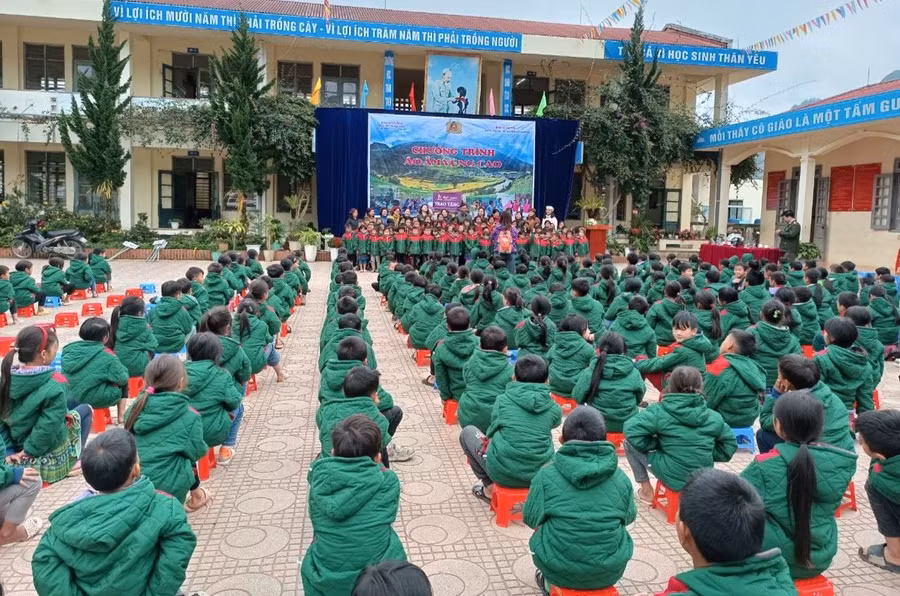 Học sinh Trường PTDTBT Tiểu học Phăng Sô Lin (Sìn Hồ) được nhận quần áo ấm. Ảnh: Hà Thuận