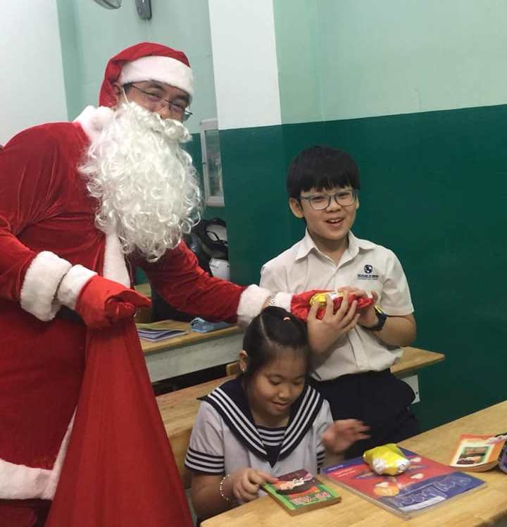 Học sinh Trường Tiểu học Ngôi nhà Thông thái, quận Bình Thạnh, TPHCM thích thú với món quà của ông già Noel