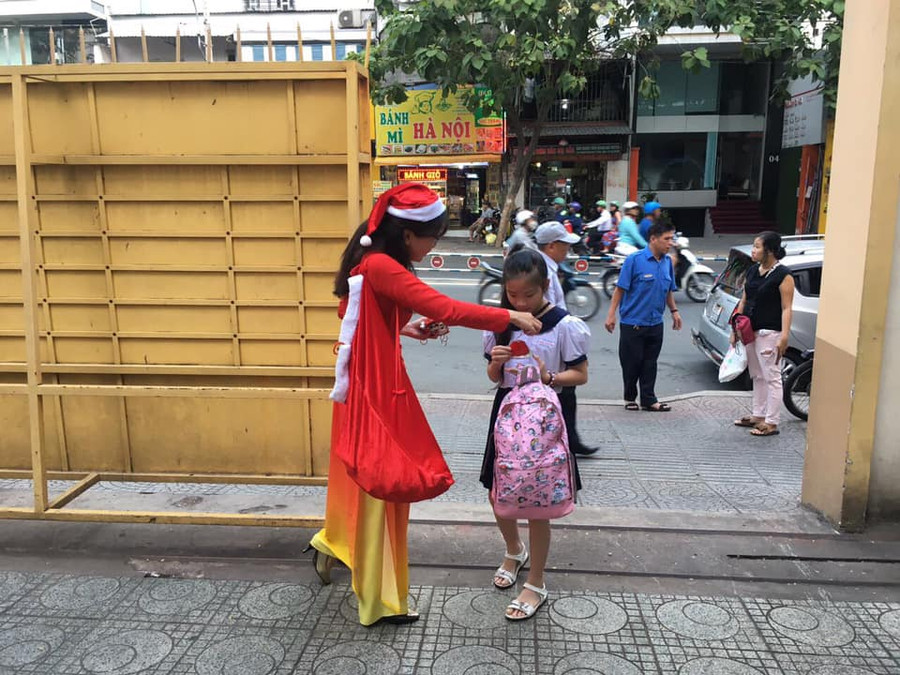 Khi cô giáo trở thành "bà già Noel" tậng quà cho các bạn học sinh