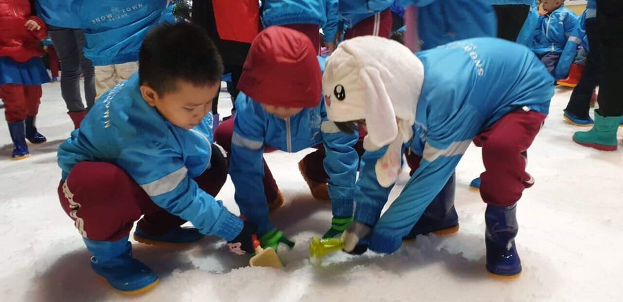 Học sinh của Trường Quốc tế Việt Úc được tham quan khu nhà tuyết tại quận 2, TPHCM dịp Giáng sinh