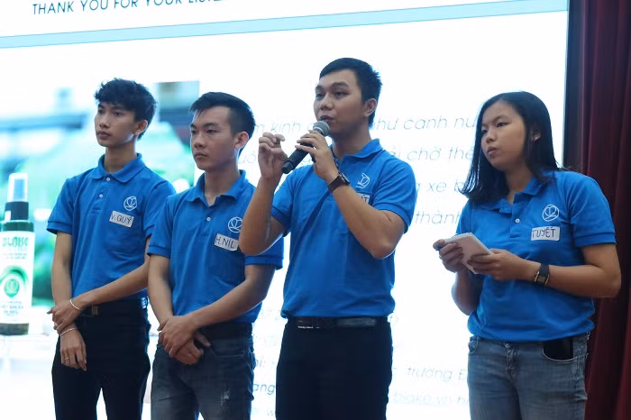 Một đội thi đang trả lời câu hỏi của Ban giám khảo về dự án