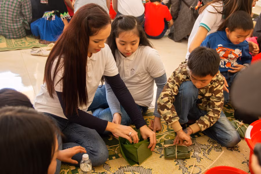 Bé Suti cùng mẹ Thúy Hạnh gói bánh chưng cùng các bé tại Trung tâm Bảo trợ Xã hội tỉnh Sơn La