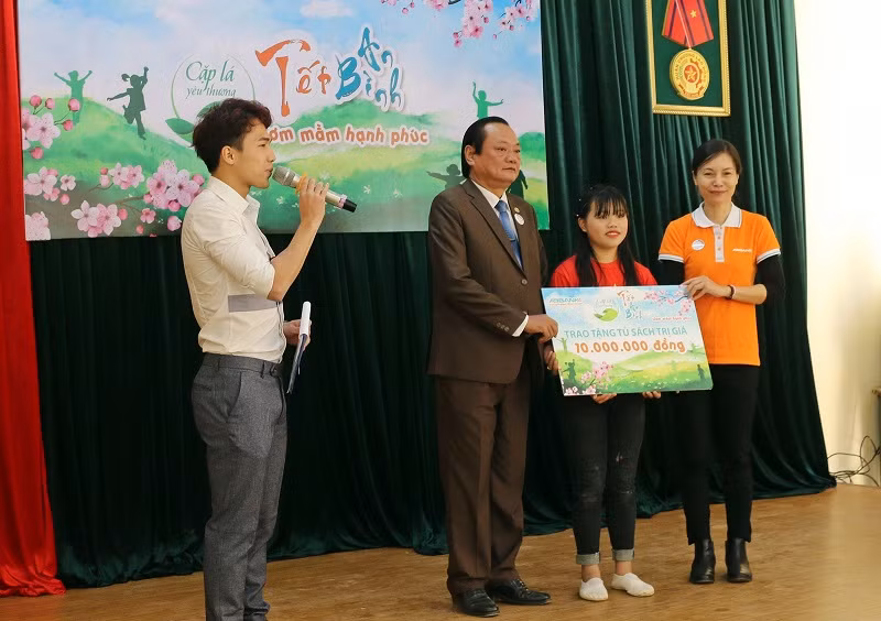 Bà Phạm Thị Hiền, Phó Tổng Giám đốc ABBANK trao tặng chi phí xây dựng tủ sách cho các em nhỏ tại Trung tâm Bảo trợ xã hội tỉnh Sơn La.