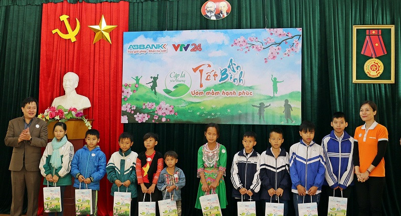 “Cặp lá yêu thương – Tết An Bình Ươm mầm hạnh phúc” trao tặng 40 phần quà Tết (gồm học bổng và đồ dùng học tập cho các em nhỏ “Lá chưa lành” tại Sơn La). “Cặp lá yêu thương – Tết An Bình Ươm mầm hạnh phúc” trao tặng 40 phần quà Tết (gồm học bổng và đồ dùng học tập cho các em nhỏ “Lá chưa lành” tại Sơn La).