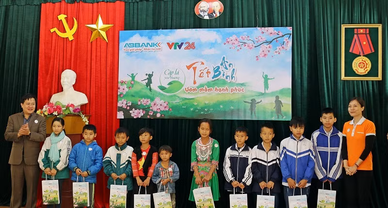 “Cặp lá yêu thương – Tết An Bình Ươm mầm hạnh phúc” trao tặng 40 phần quà Tết (gồm học bổng và đồ dùng học tập cho các em nhỏ “Lá chưa lành” tại Sơn La).