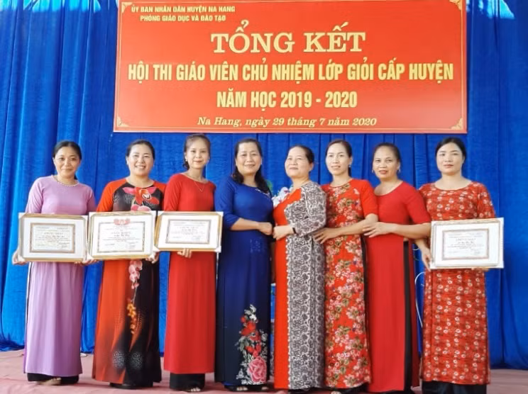 Cô giáo Ma Thị Thi (bên phải) nhận giấy chứng nhận giáo viên chủ nhiệm lớp giỏi cấp huyện